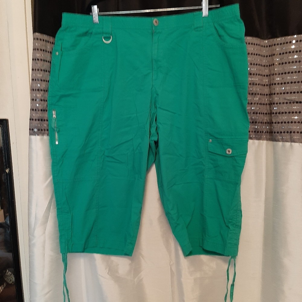 Green capris